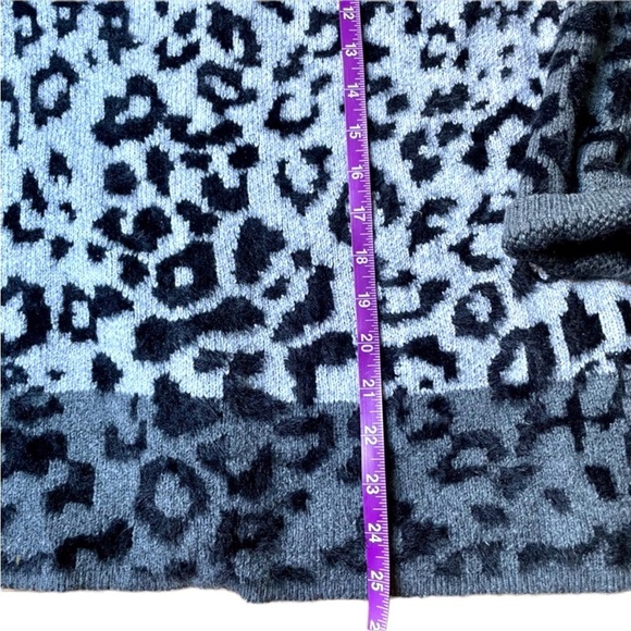 Vince Camuto Cheetah Print Sweater Gray Crewneck Women’s Size Medium​ Black - Picture 4 of 9